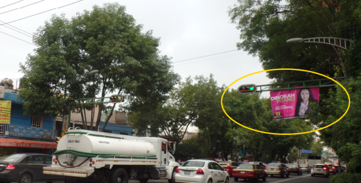 En los semáforos, si está permitido, a pesar de que ponen en riesgo a peatones y conductores.