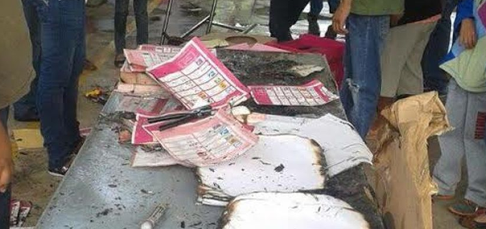 Funcionarios de casilla y material electoral quemados en Jiutepec Morelos 7 de junio 2015 (foto David Monroy)